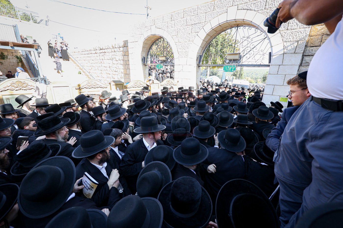 האדמו"ר מסאטמר באמירת תהילים במירון