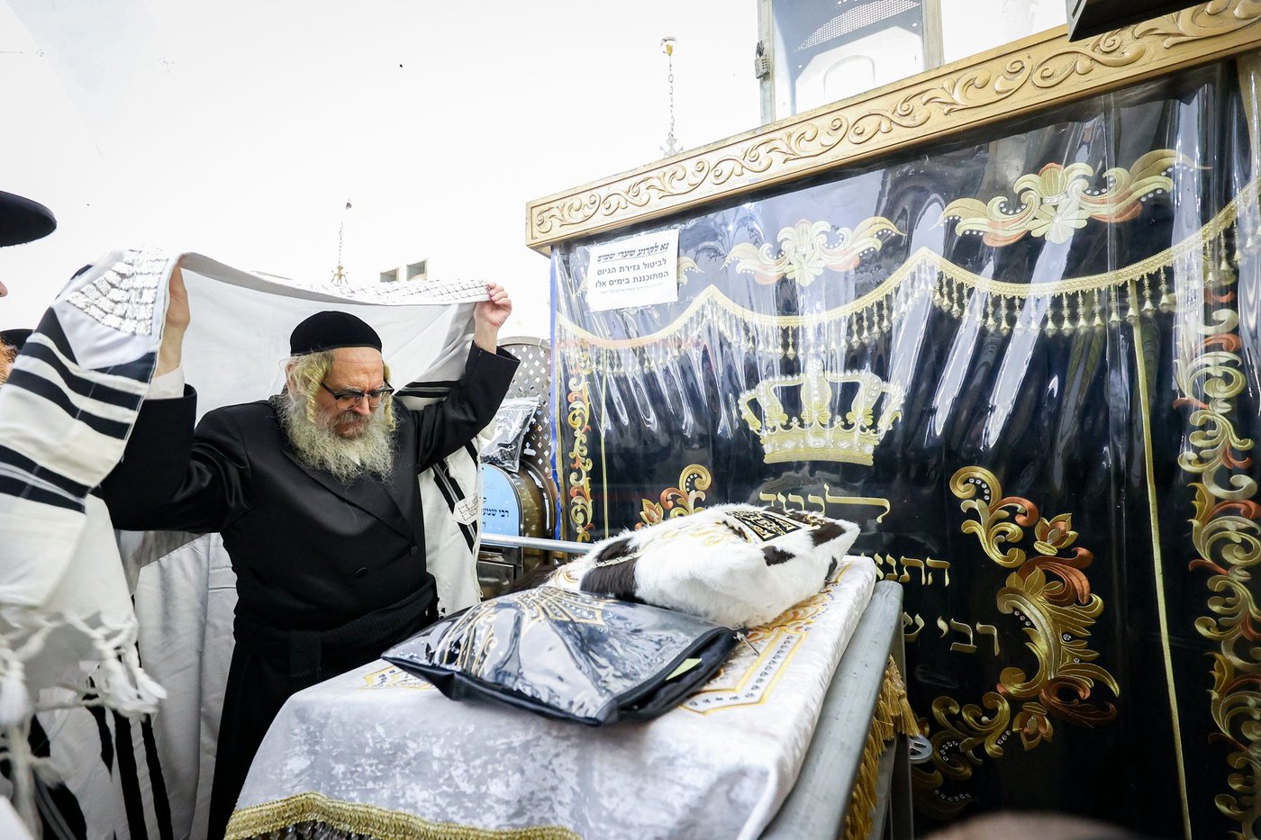 האדמו"ר מסאטמר בתפילת שחרית במירון