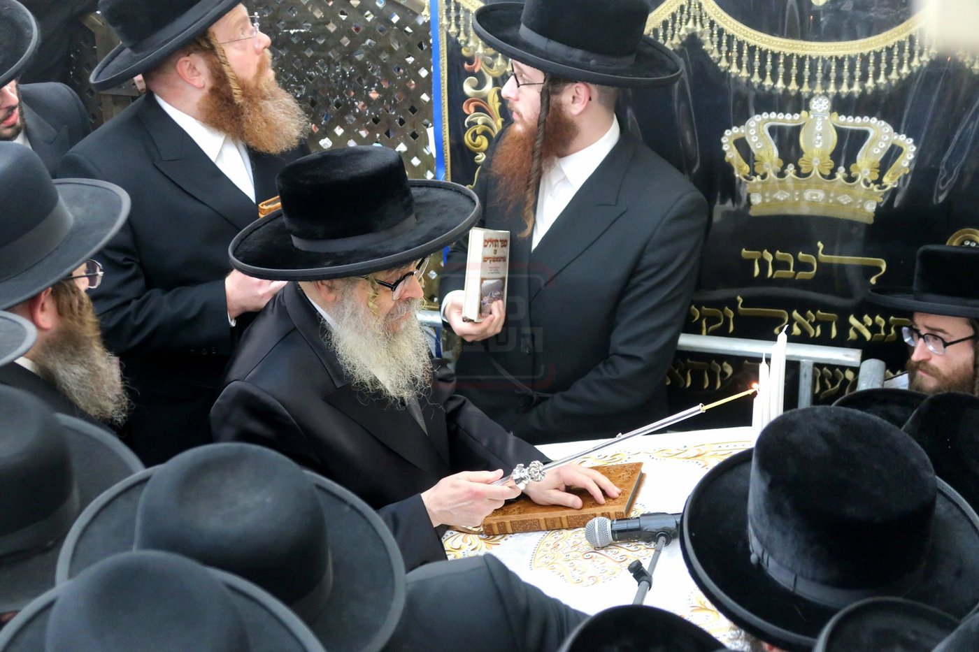 האדמו"ר מסאטמר באמירת תהילים במירון