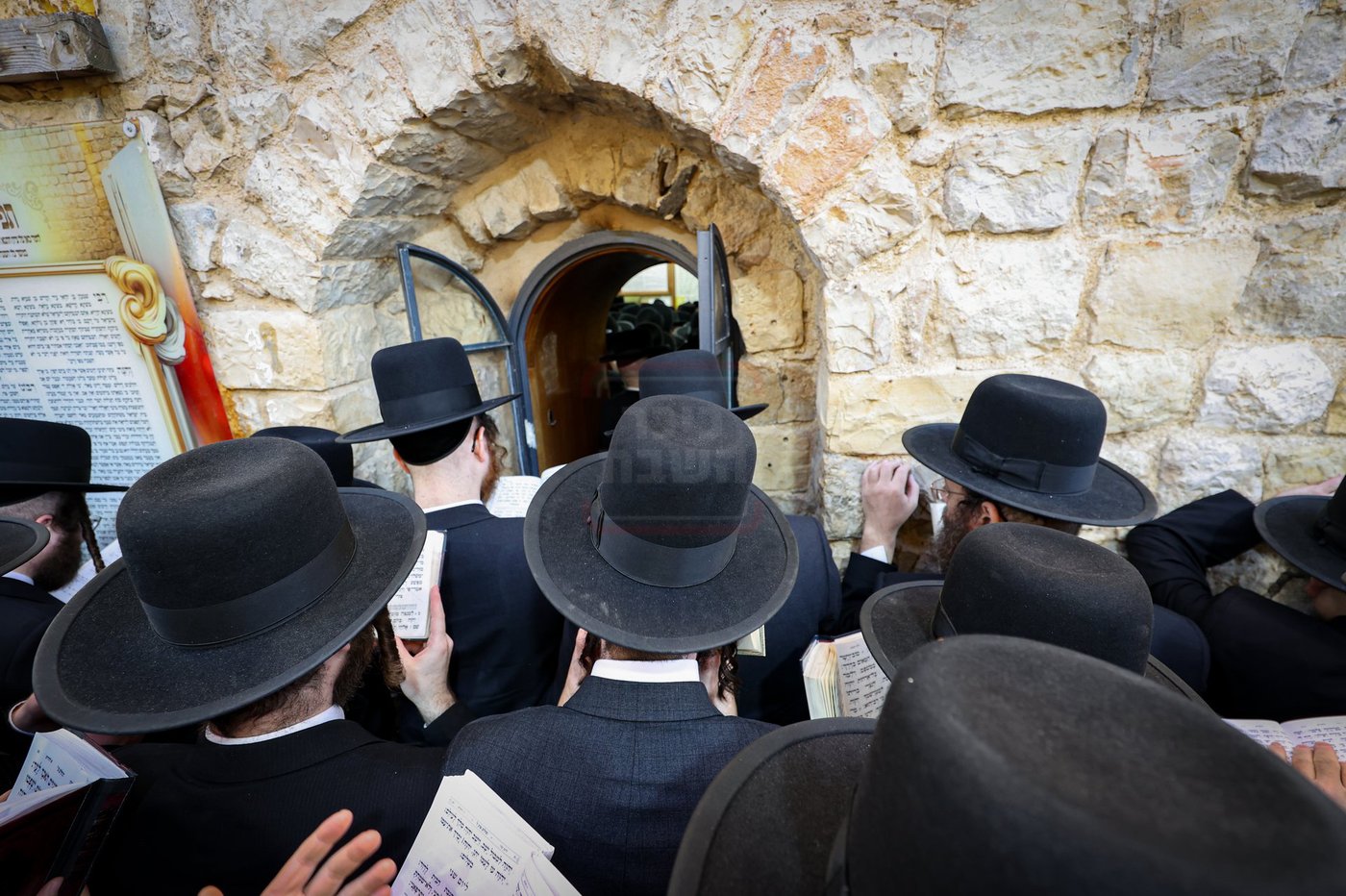 האדמו"ר מסאטמר באמירת תהילים במירון