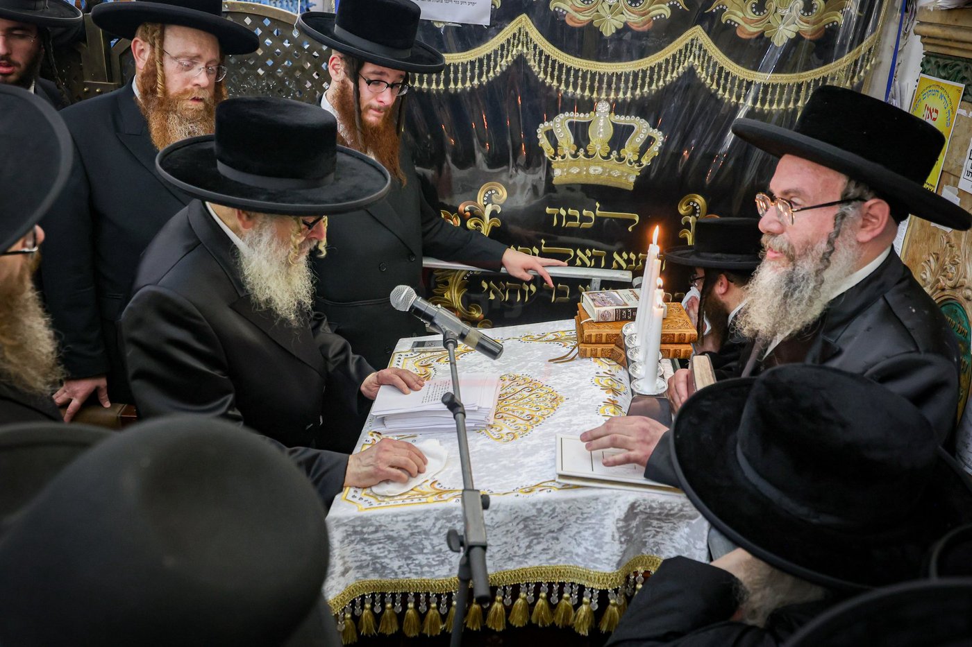 האדמו"ר מסאטמר באמירת תהילים במירון