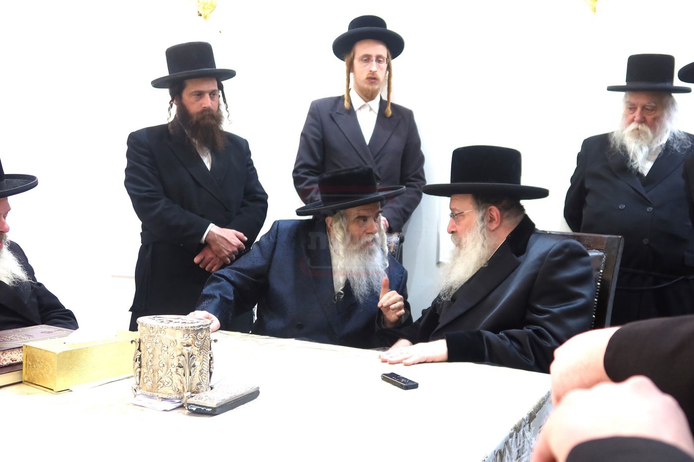 האדמו"ר מנדבורנה בביקור אצל האדמו"ר מקרעטשניף י-ם