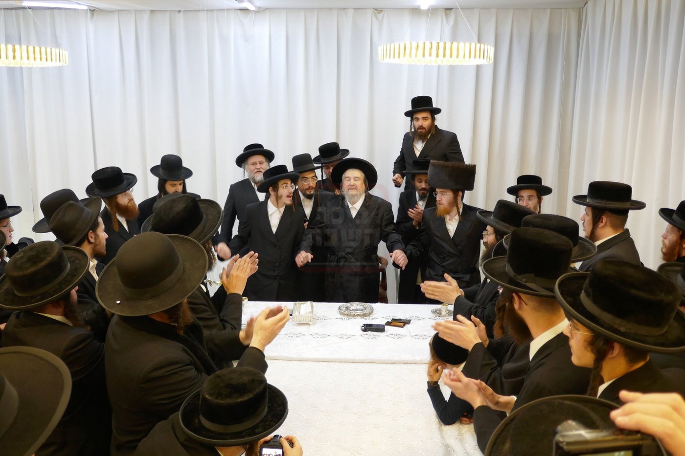 קבלת הפנים לאברך האסיר ר' אלעזר צדוק קויפמן אצל הגה"צ רבי יעקב מאיר שכטר