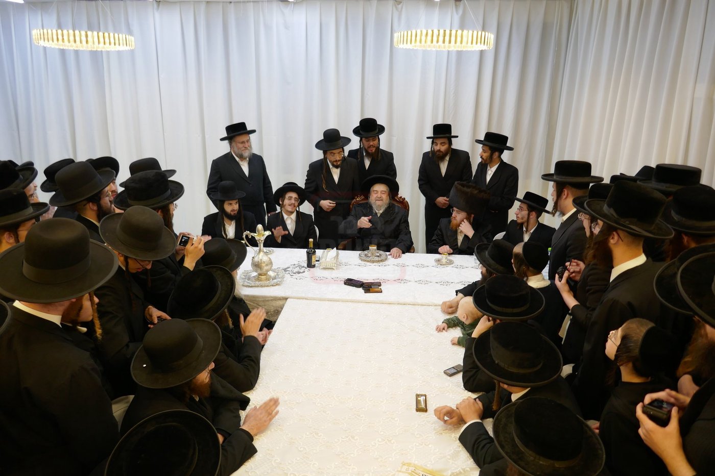 קבלת הפנים לאברך האסיר ר' אלעזר צדוק קויפמן אצל הגה"צ רבי יעקב מאיר שכטר