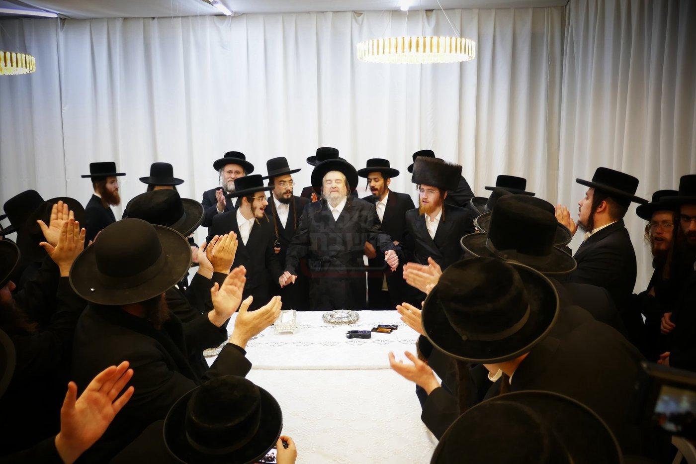 קבלת הפנים לאברך האסיר ר' אלעזר צדוק קויפמן אצל הגה"צ רבי יעקב מאיר שכטר