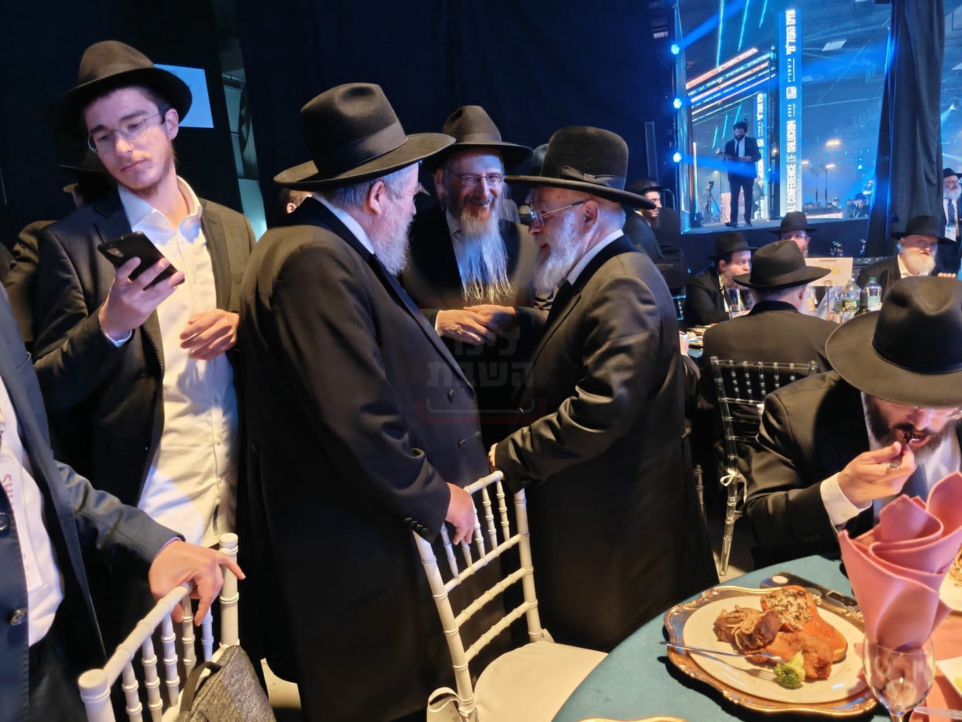 האדמו"ר שניסה לרקוד עם בנו | 'זופניק בכיכר' עם כל התמונות, הנייעס והחשיפות של השבוע