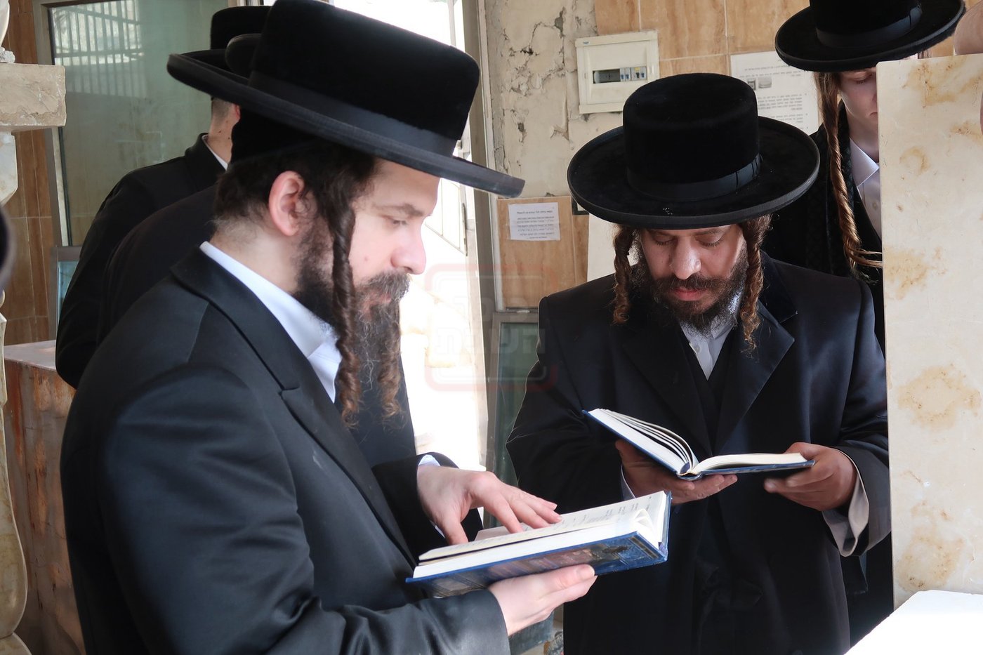 הקמת מצבה על קברו של האדמו"ר מקרעטשניף סיגעט זצ"ל