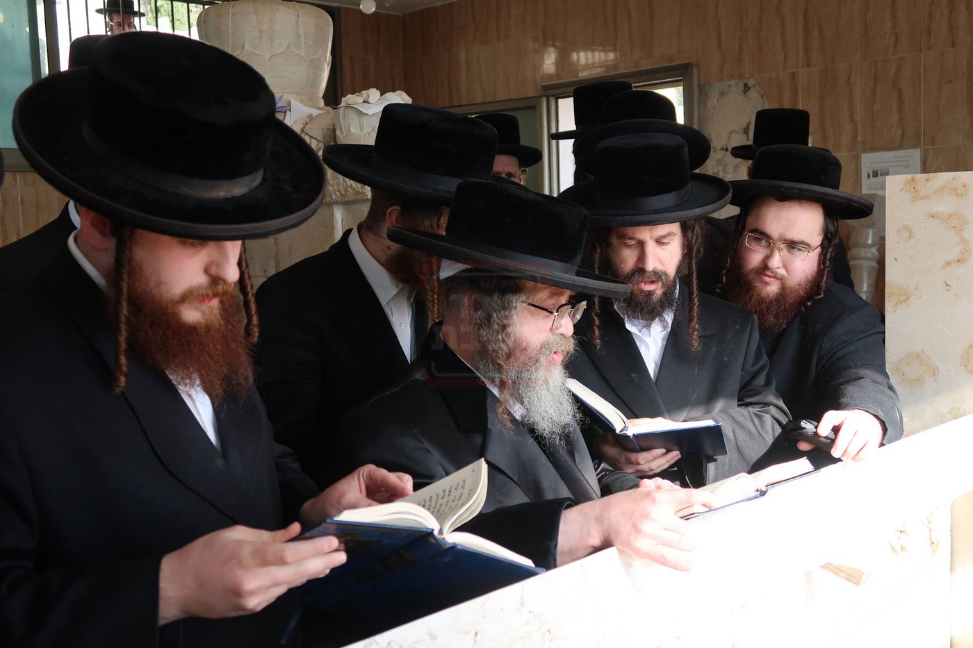 הקמת מצבה על קברו של האדמו"ר מקרעטשניף סיגעט זצ"ל