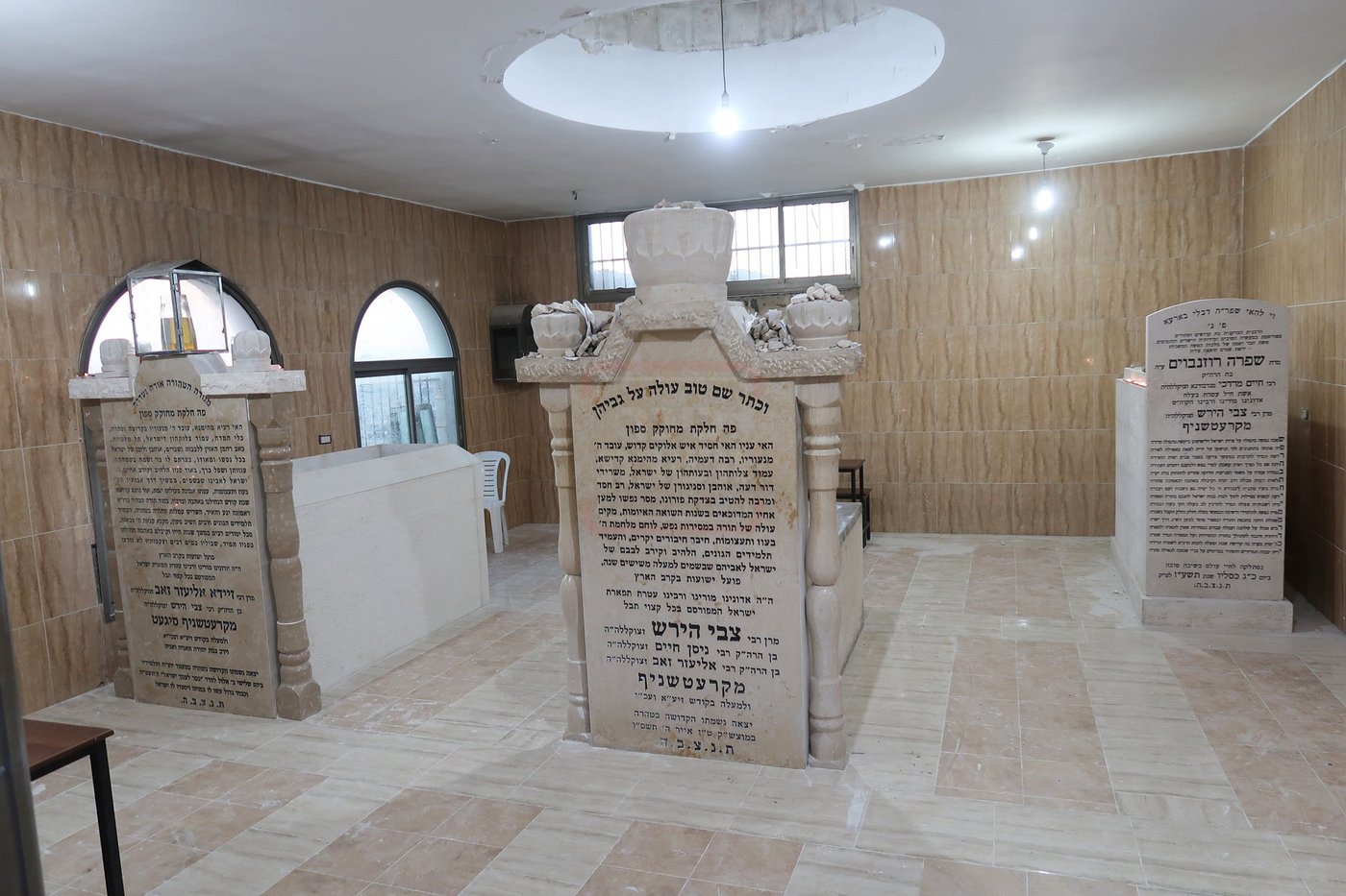 הקמת מצבה על קברו של האדמו"ר מקרעטשניף סיגעט זצ"ל