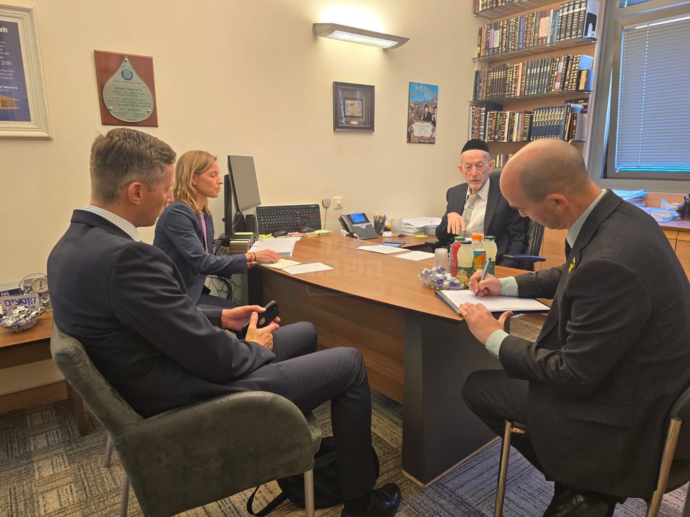 האדמו"ר שניסה לרקוד עם בנו | 'זופניק בכיכר' עם כל התמונות, הנייעס והחשיפות של השבוע