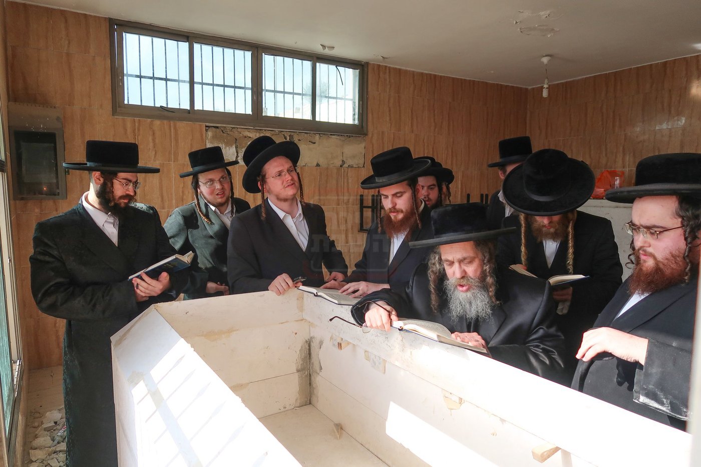 הקמת מצבה על קברו של האדמו"ר מקרעטשניף סיגעט זצ"ל