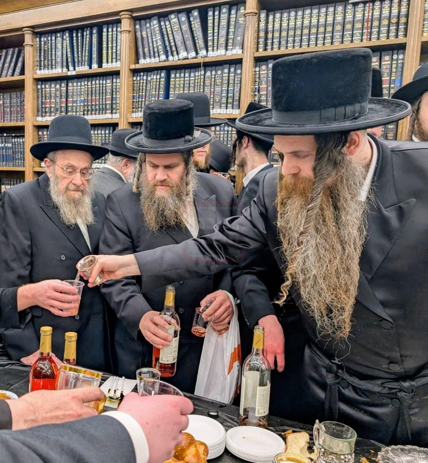 האדמו"ר שניסה לרקוד עם בנו | 'זופניק בכיכר' עם כל התמונות, הנייעס והחשיפות של השבוע