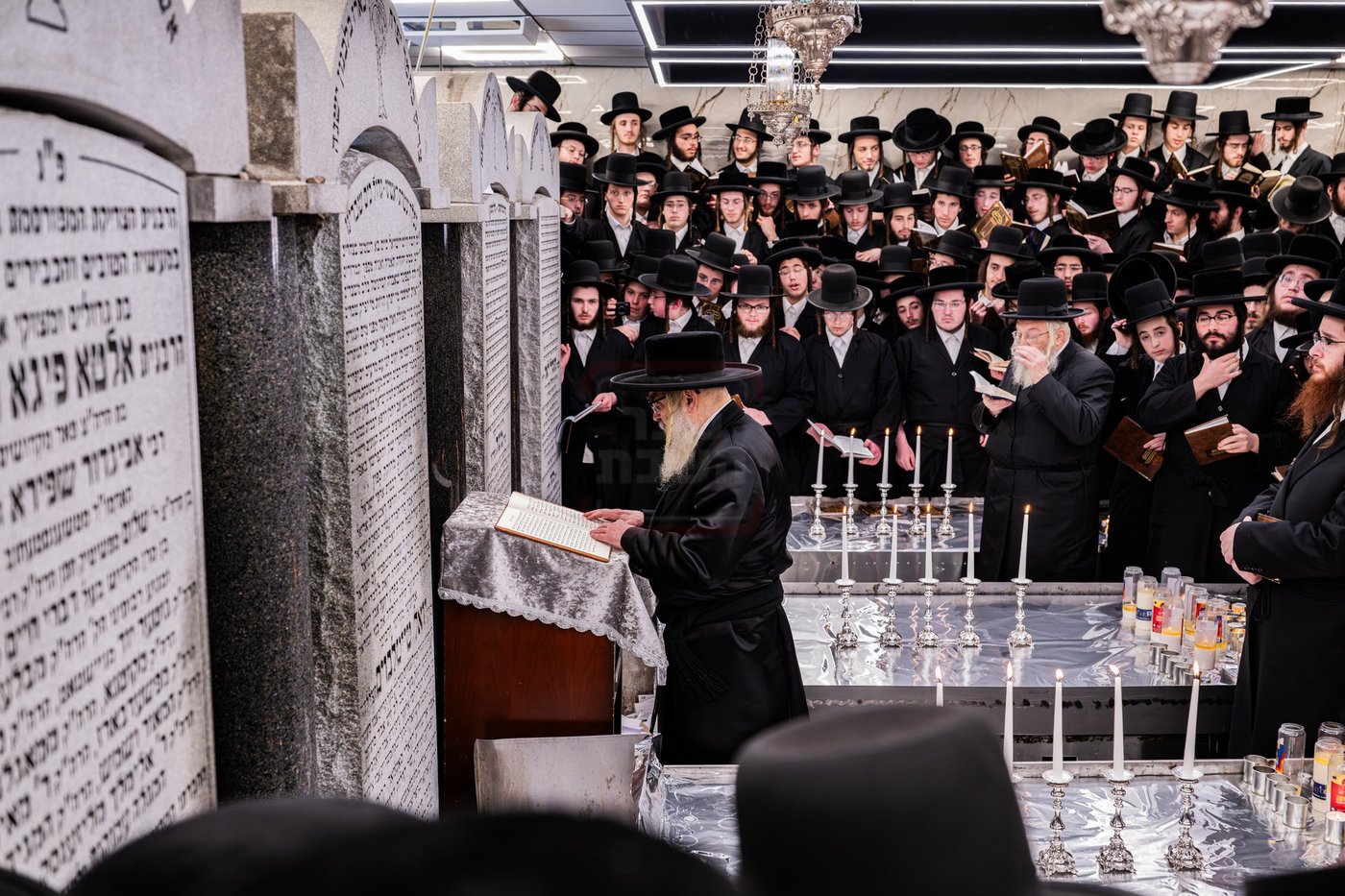 האדמו"ר מסאטמר בתפילה באוהל בית סאטמר