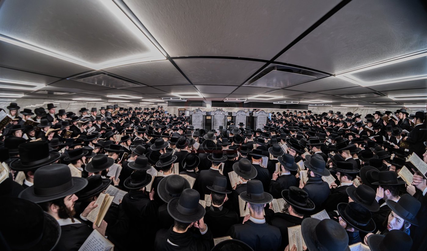 האדמו"ר מסאטמר בתפילה באוהל בית סאטמר