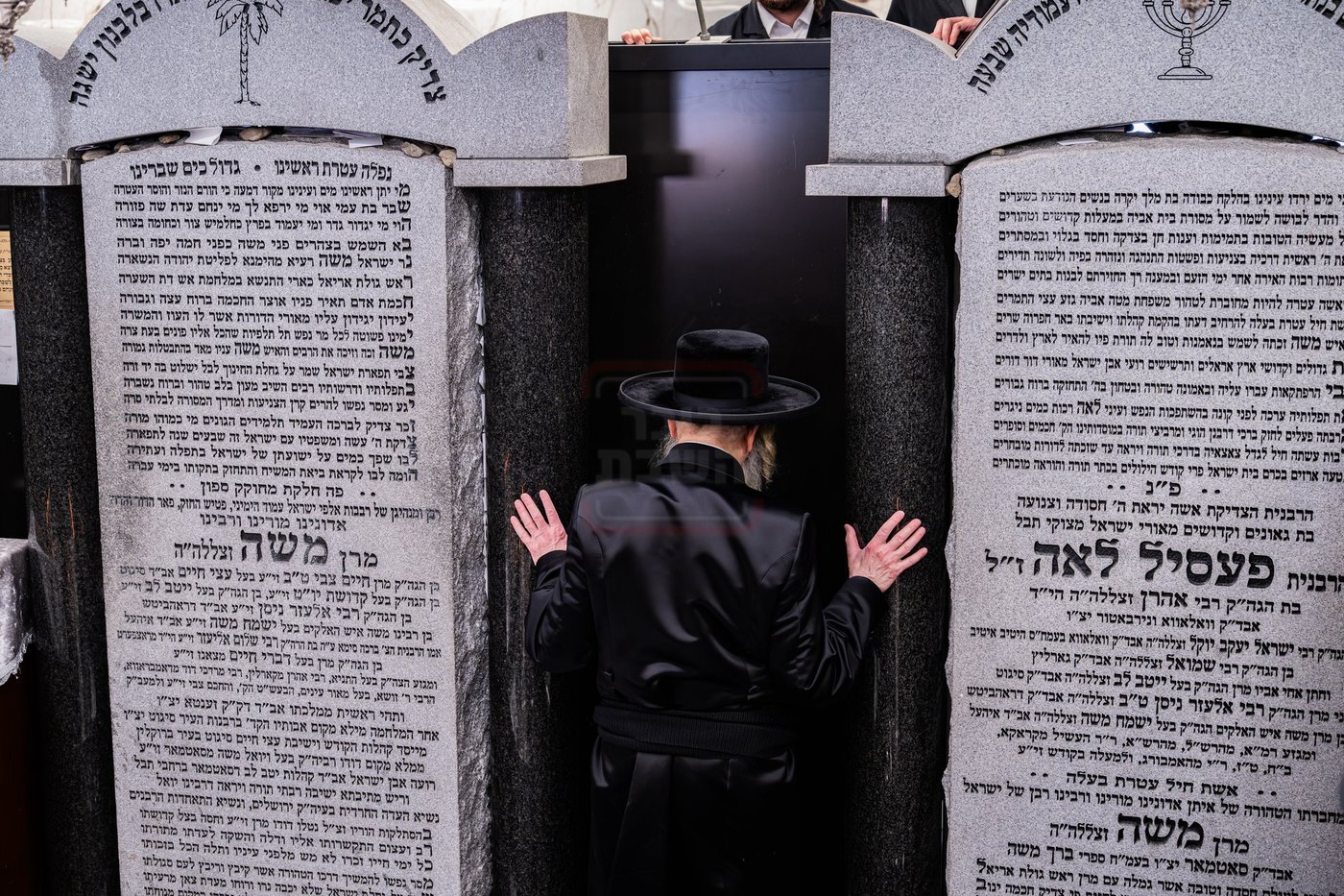 האדמו"ר מסאטמר בתפילה באוהל בית סאטמר