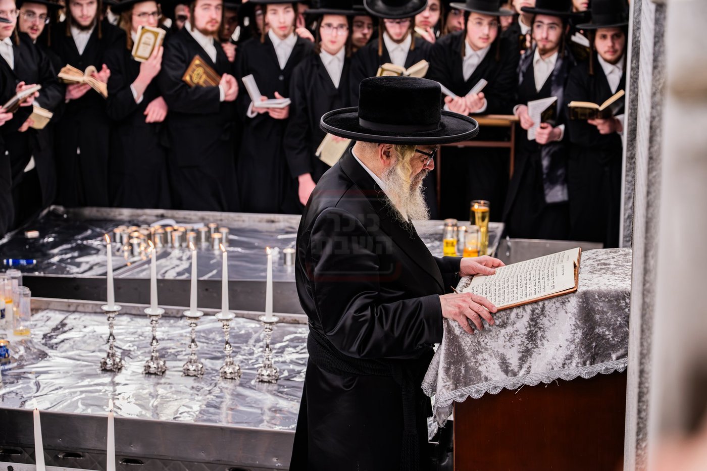 האדמו"ר מסאטמר בתפילה באוהל בית סאטמר