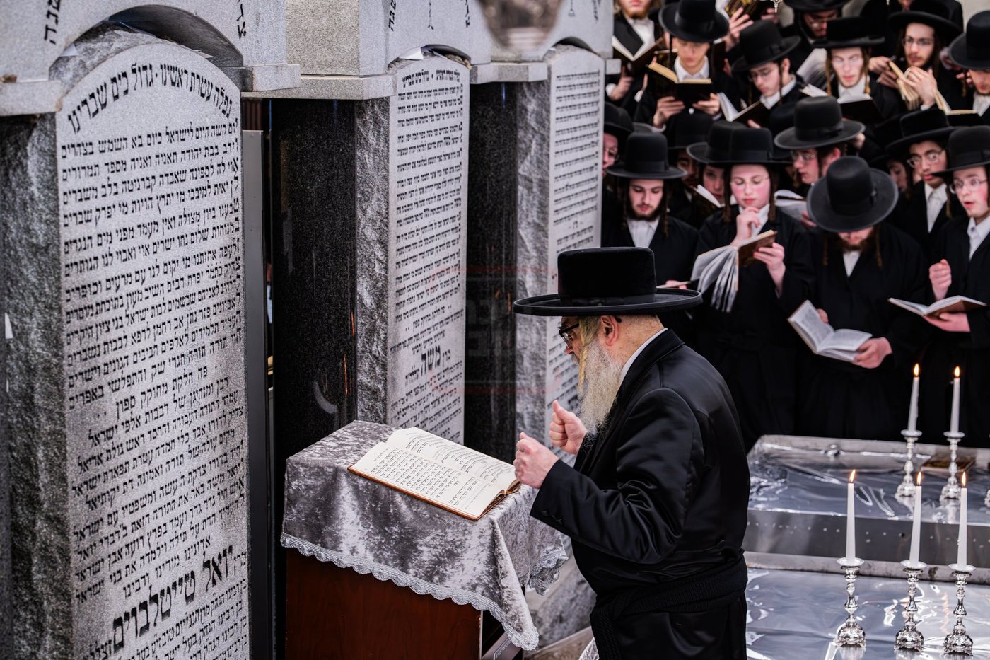 האדמו"ר מסאטמר בתפילה באוהל בית סאטמר