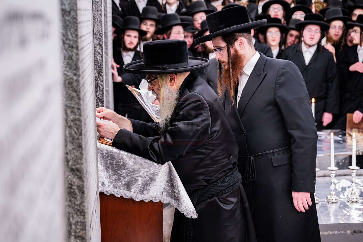 האדמו"ר מסאטמר בתפילה באוהל בית סאטמר