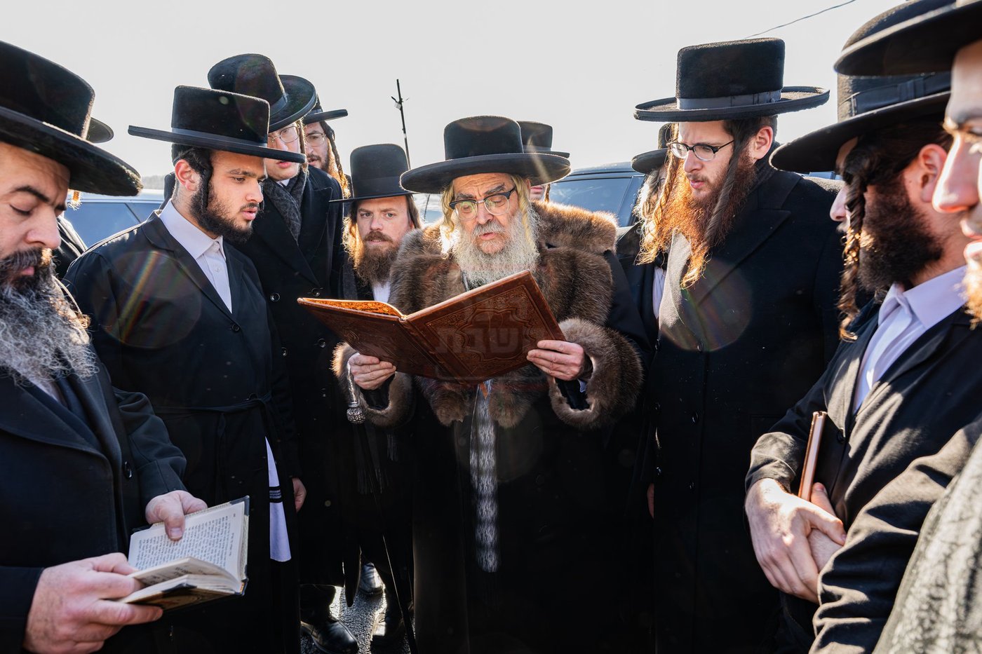 האדמו"ר מסאטמר בתפילה באוהל בית סאטמר