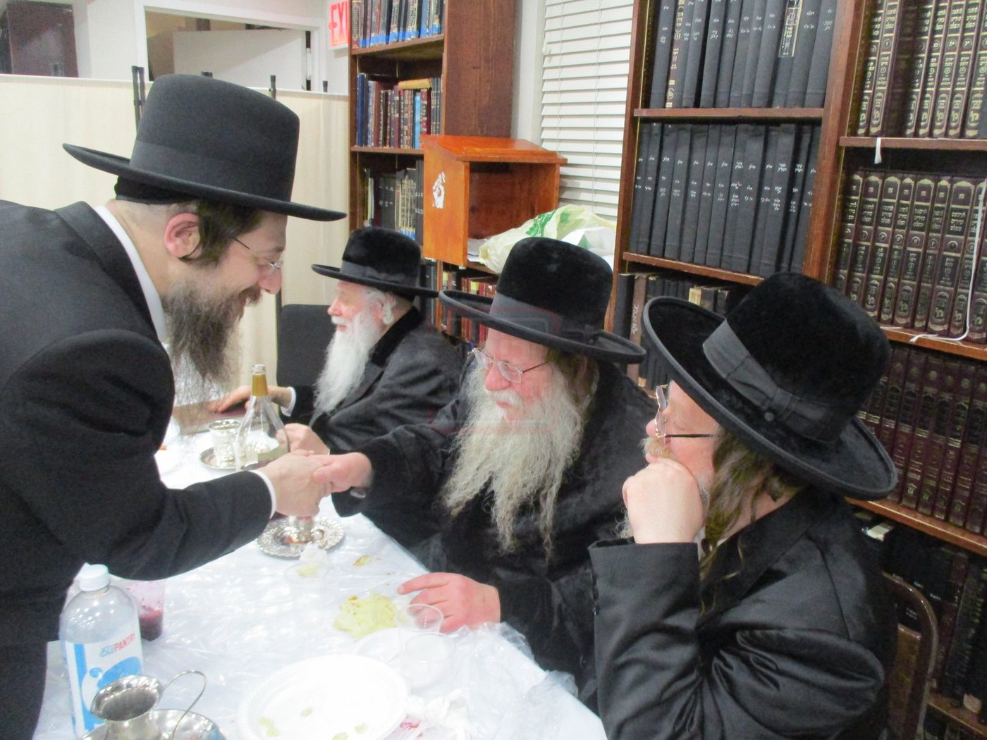 האדמו"ר מקוזמיר בטיש משותף עם האדמו"ר ממודז'יץ פלעטבוש