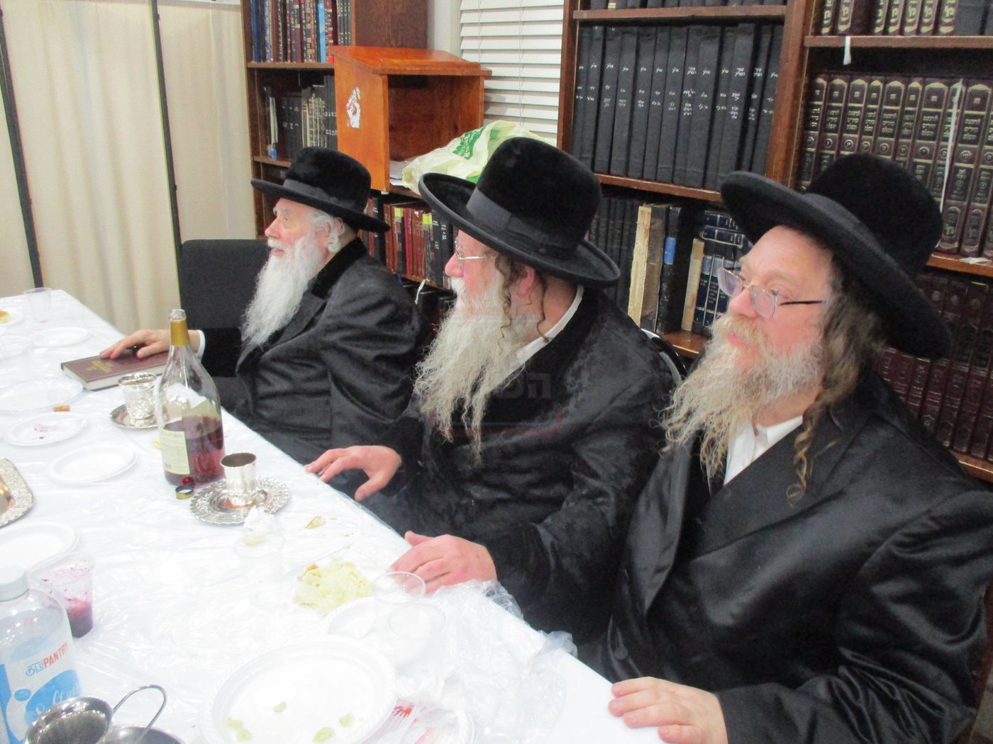 האדמו"ר מקוזמיר בטיש משותף עם האדמו"ר ממודז'יץ פלעטבוש