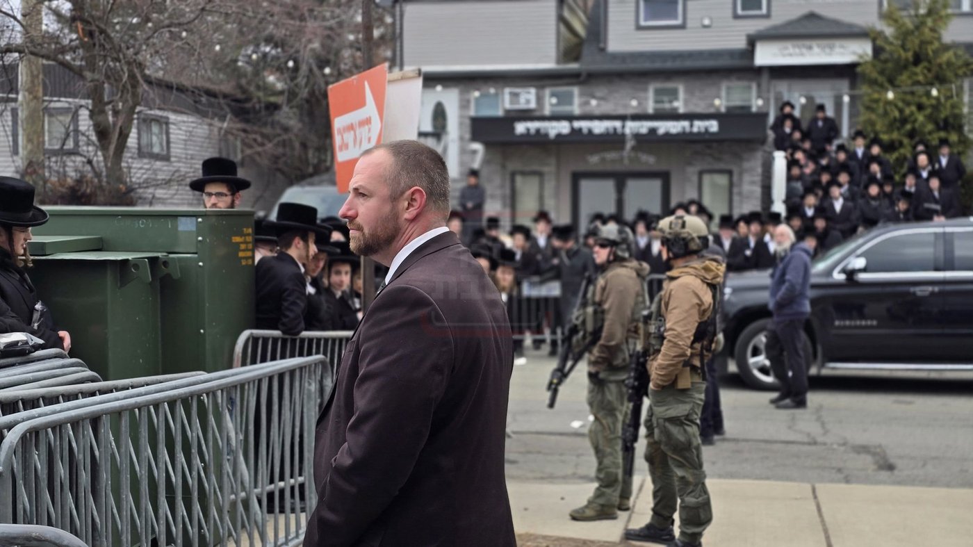 מייק ג'ונסון בביקור אצל האדמו"ר מסקווירא 