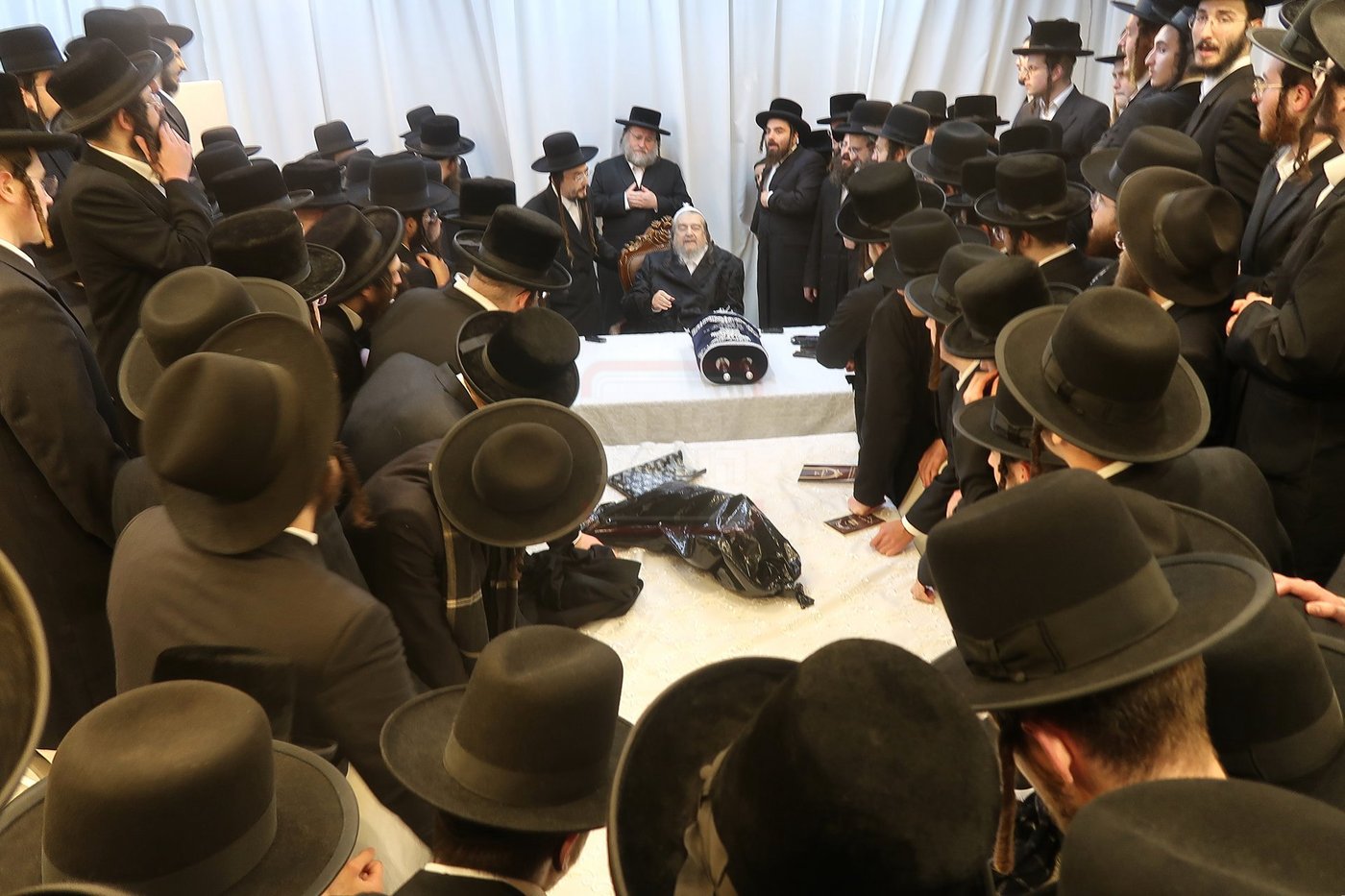 תלמידי ישיבת 'שער המלך' אצל הגרי"מ שכטר