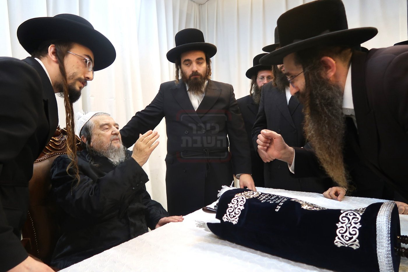 תלמידי ישיבת 'שער המלך' אצל הגרי"מ שכטר