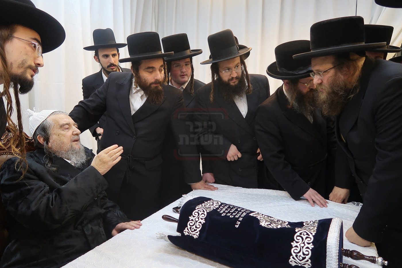 תלמידי ישיבת 'שער המלך' אצל הגרי"מ שכטר