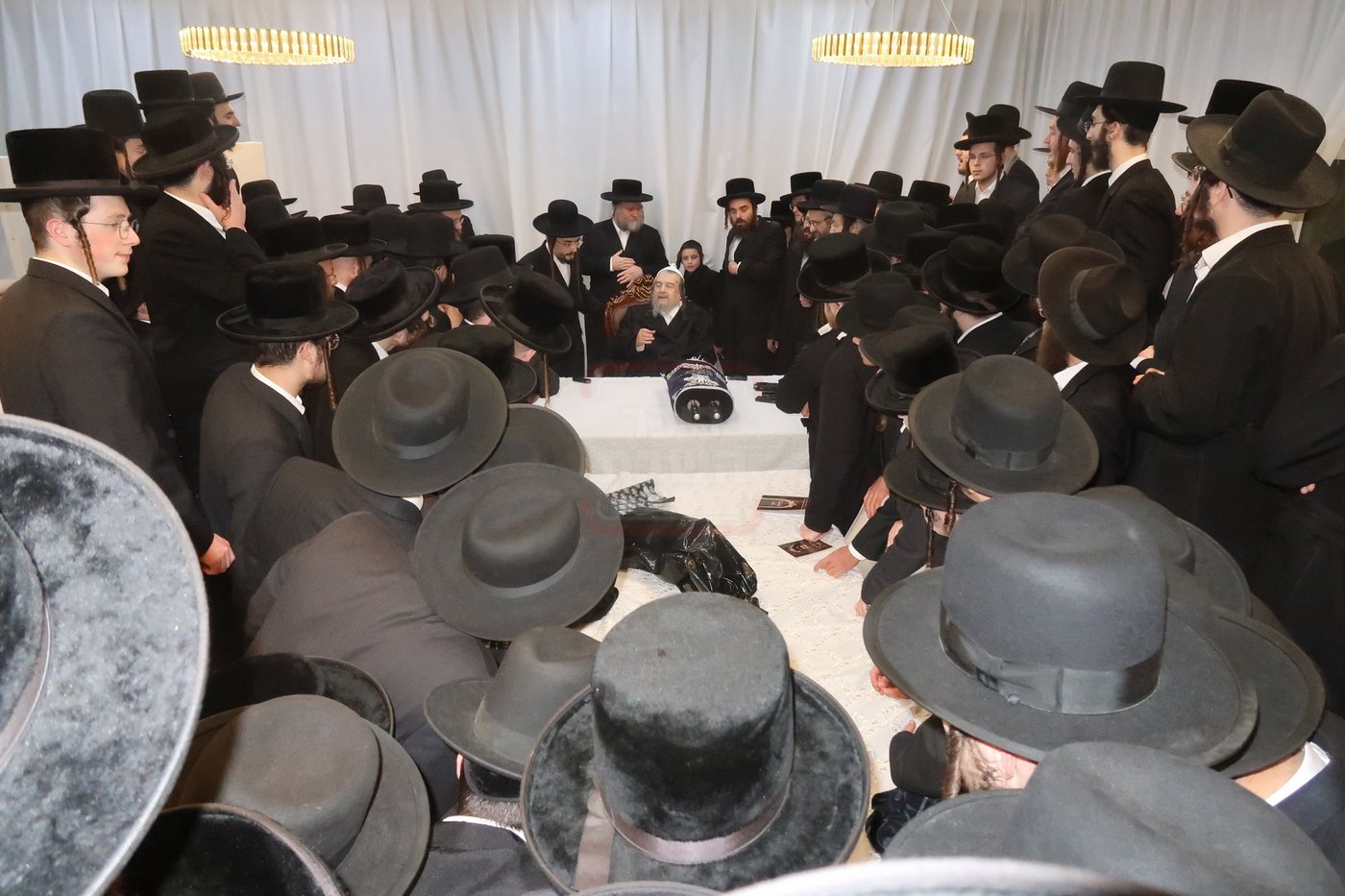 תלמידי ישיבת 'שער המלך' אצל הגרי"מ שכטר