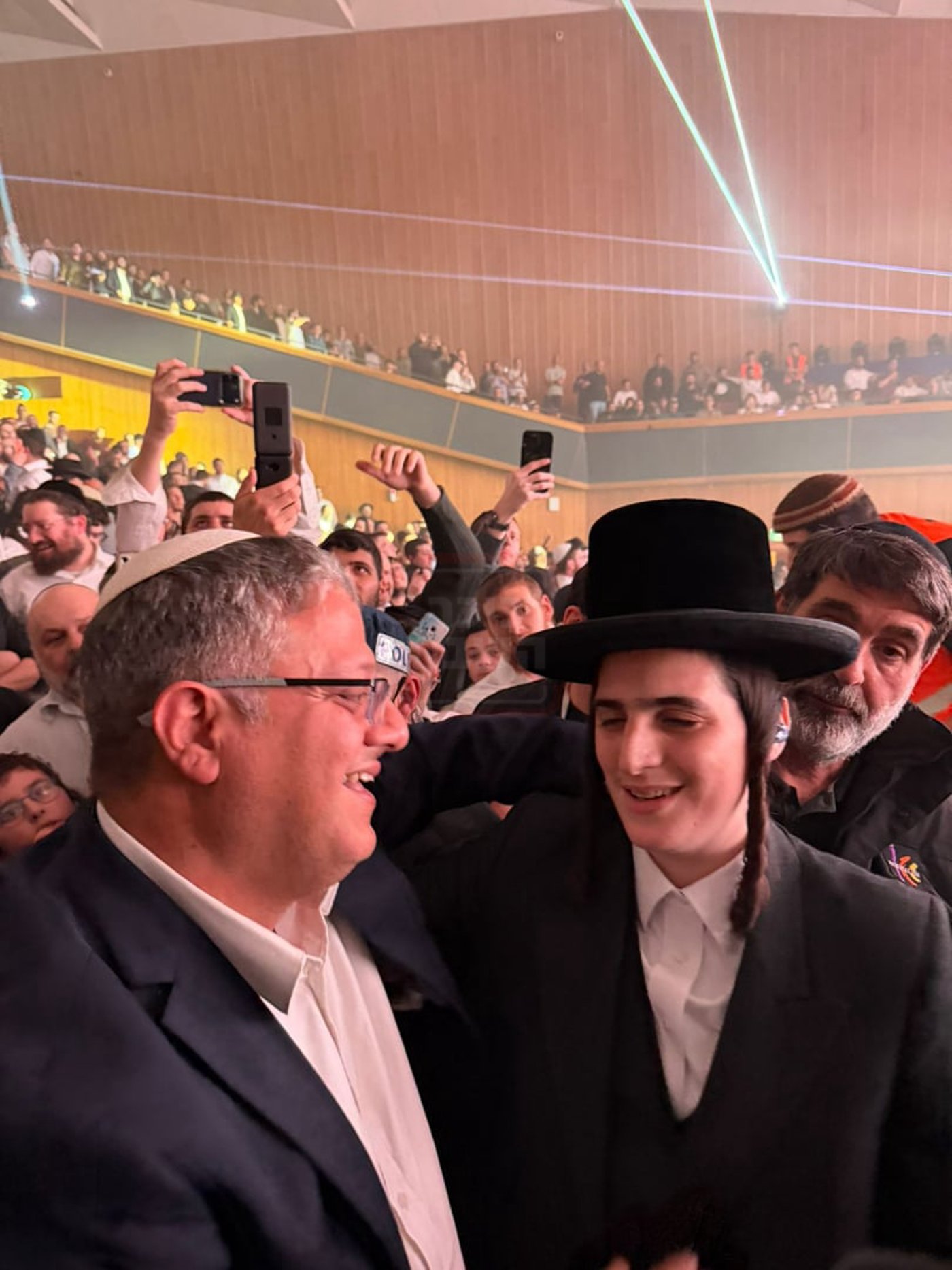 ההרצאה של ראש השב"כ בתלמוד תורה | 'זופניק בכיכר' עם כל התמונות, הנייעס והחשיפות של השבוע