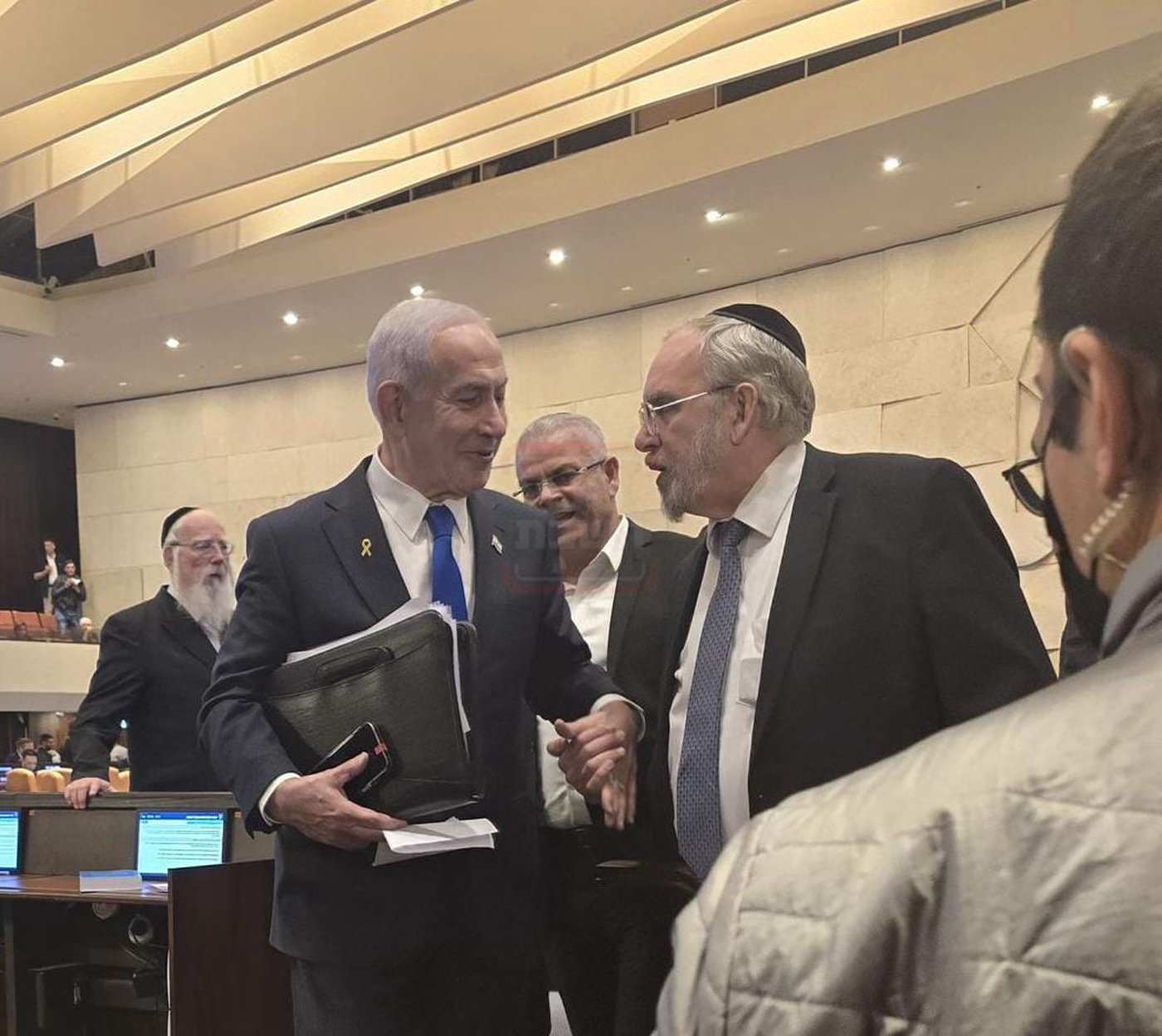 ההרצאה של ראש השב"כ בתלמוד תורה | 'זופניק בכיכר' עם כל התמונות, הנייעס והחשיפות של השבוע