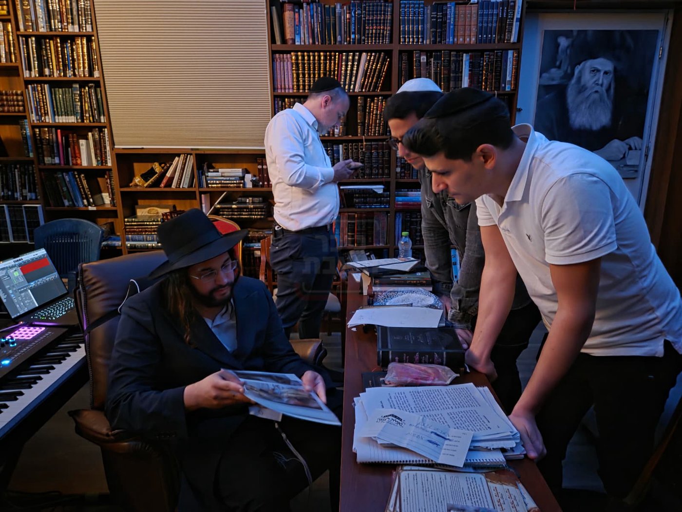 ההרצאה של ראש השב"כ בתלמוד תורה | 'זופניק בכיכר' עם כל התמונות, הנייעס והחשיפות של השבוע