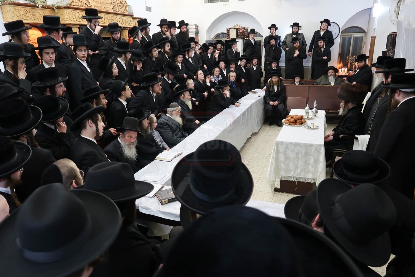 נר א' דחנוכה אצל האדמו"ר מקרעטשניף סיגעט