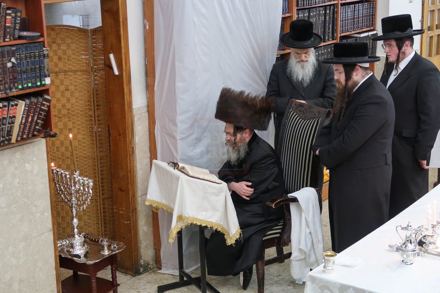 נר א' דחנוכה אצל האדמו"ר מקרעטשניף סיגעט