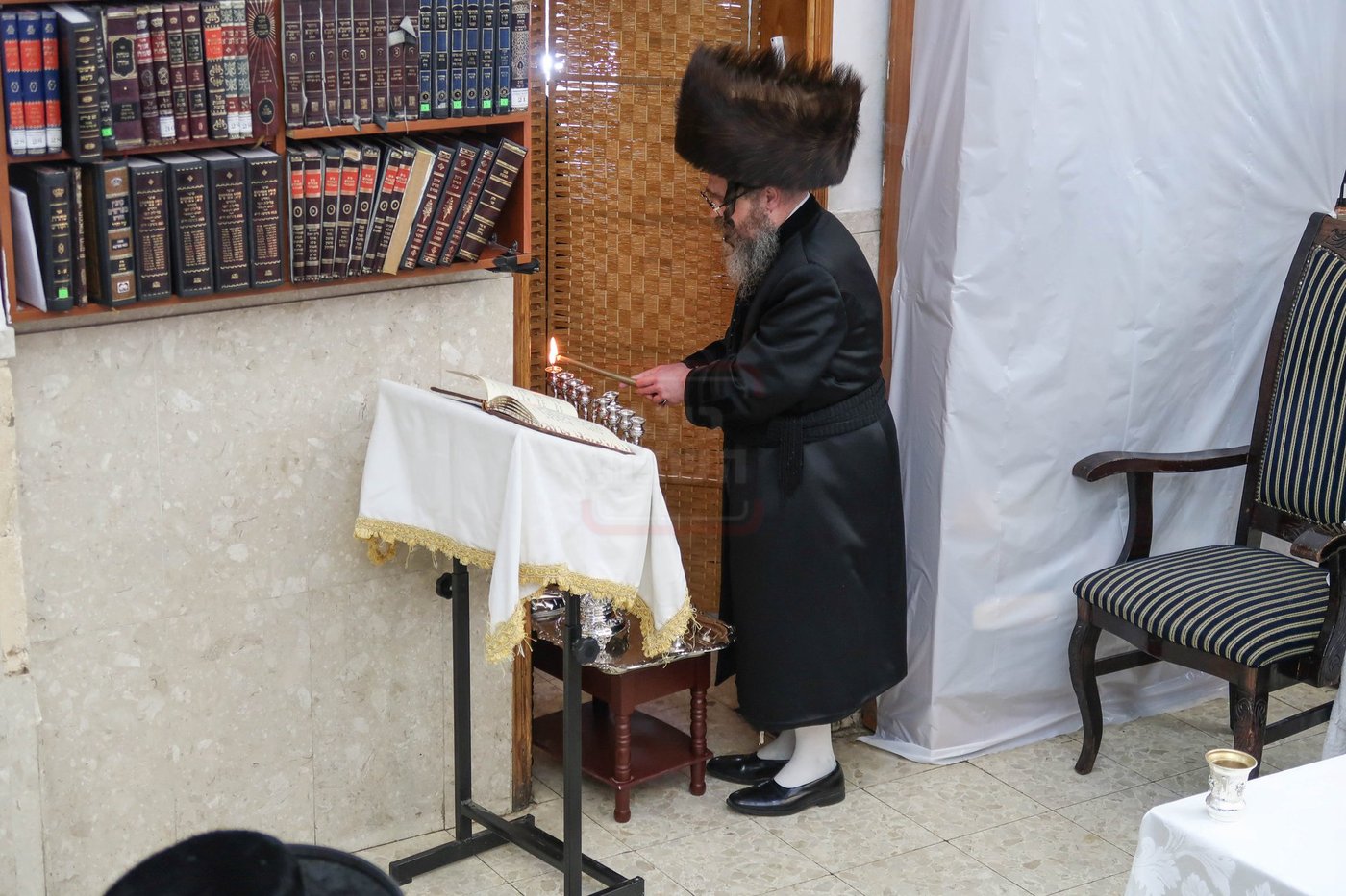 נר א' דחנוכה אצל האדמו"ר מקרעטשניף סיגעט