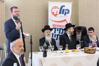 אבי רוזן (משמאל) נואם באירוע של קול חי