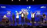 השופטים על הבמה