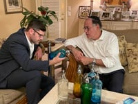 משה מנס בשיחה עם כותב השורות