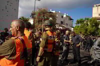 לוחמי פיקוד העורף בזירת פגיעה ישירה היום בקריית ביאליק