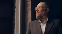 מי מבצע טוב יותר? המלחין בביצוע ראשון מפרויקט קאברים לשיריו
