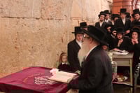 האדמו"ר מצאנז קלויזנבורג בכותל המערבי 