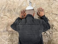 רגע לפני כיפור: הידוען שהתחזק ביקש סליחה בכותל | צפו