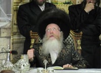 האדמו"ר מקרעטשניף קרית גת בסוכתו