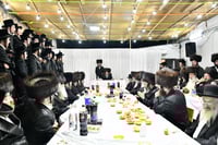 האדמו"ר מזוויעהיל בעריכת שולחנו לרגל חג הסוכות