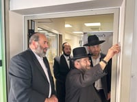 רבני העיר בני ברקבקביעת מזוזה ביחידה להתפתחות הילד במרכז הרפואי לאומית