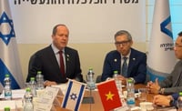 השגריר הוייטאנמי עם שר הכלכלה הישראלי