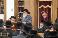 האדמו"ר מסאטמר בשיחתו אמש בהיכל מבצר הכוללים