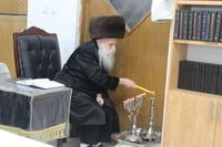 האדמו"ר מבוטשאן בהדלקת נרות חנוכה