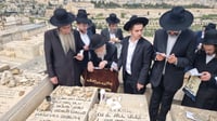 הגרב"ד אלישיב בתפילה בציון זקינו בעל ה'לשם'